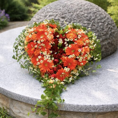 Gebrochenes Herz aus Blumen gestaltet