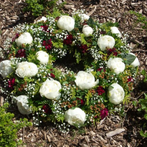 Trauerkranz gesteckt mit weißen Rosen