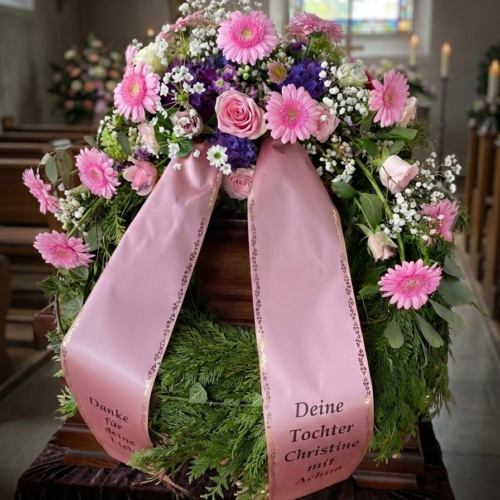 Trauerkranz rosa in trauerhalle