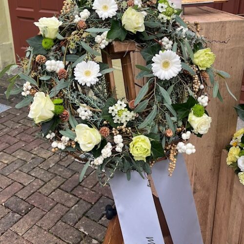 weißer natürlicher Kranz zur Beerdigung