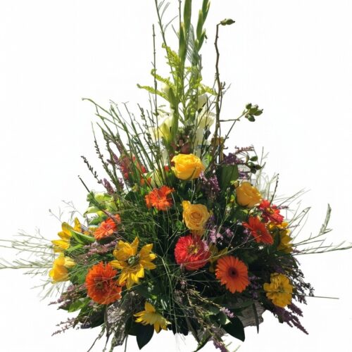 Trauergesteck gelb orange gestaffelt in die Höhe gesteckt