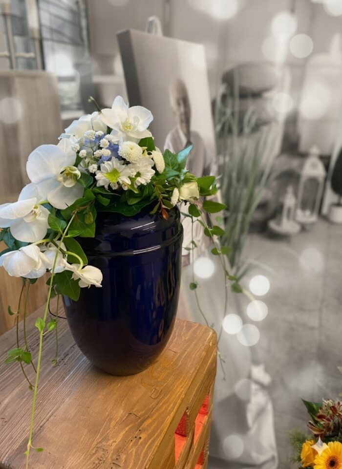 Urnenschmuck mit weien Orchideen -U5 handgefertigter Kopfschmuck |  Bock-Blumen