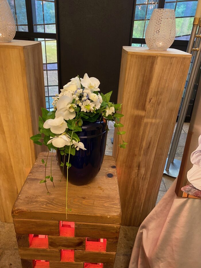 Urnenschmuck mit weien Orchideen -U5 handgefertigter Kopfschmuck |  Bock-Blumen