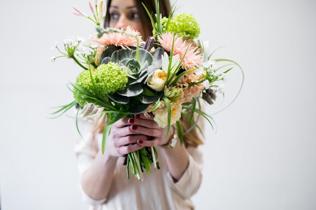 Frau mit Blumenstrauß in der Hand