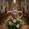 Trauergesteck in kirchlicher Umgebung rosa pink