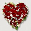 Herzgesteck mit roten Rosen zur Beisetzung