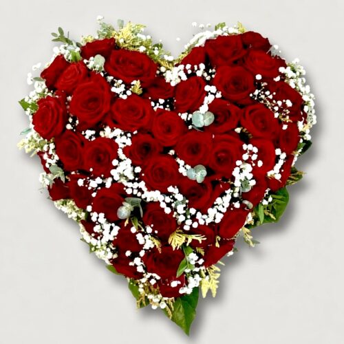 Herzgesteck mit roten Rosen zur Beisetzung
