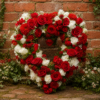 Herzgesteck in rot mit weißen Blumen