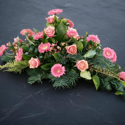 Trauergesteck breit in rosa mit Rosen und Gerbera gesteckt